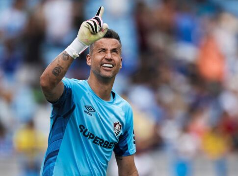 no-maracana,-fabio-quebra-recorde-e-atinge-marca-historica-no-futebol