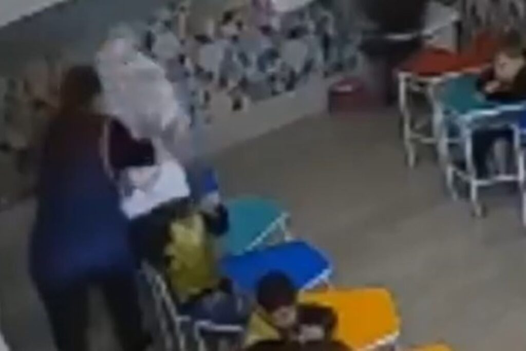professora-e-demitida-apos-agredir-crianca-de-4-anos-em-escola.-video