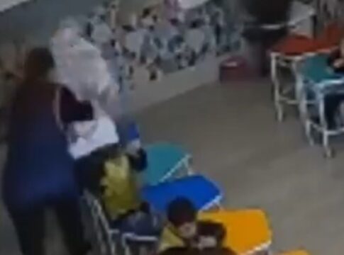 professora-e-demitida-apos-agredir-crianca-de-4-anos-em-escola.-video