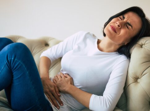 nutri-aponta-2-chas-que-devem-ser-evitados-por-quem-tem-endometriose