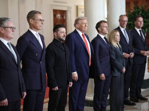 a-reverencia-de-trump-e-o-beija-mao-da-europa-(por-sonia-sapage)