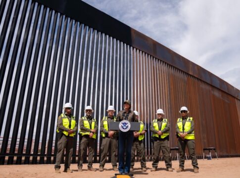 trump-manda-pintar-muro-com-mexico-de-preto-para-aumentar-calor