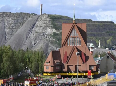 suecia-muda-de-lugar-igreja-historica-ameacada-por-mineracao