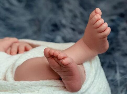 bebe-de-8-meses-vai-parar-na-uti-com-fraturas-e-suspeita-de-agressao