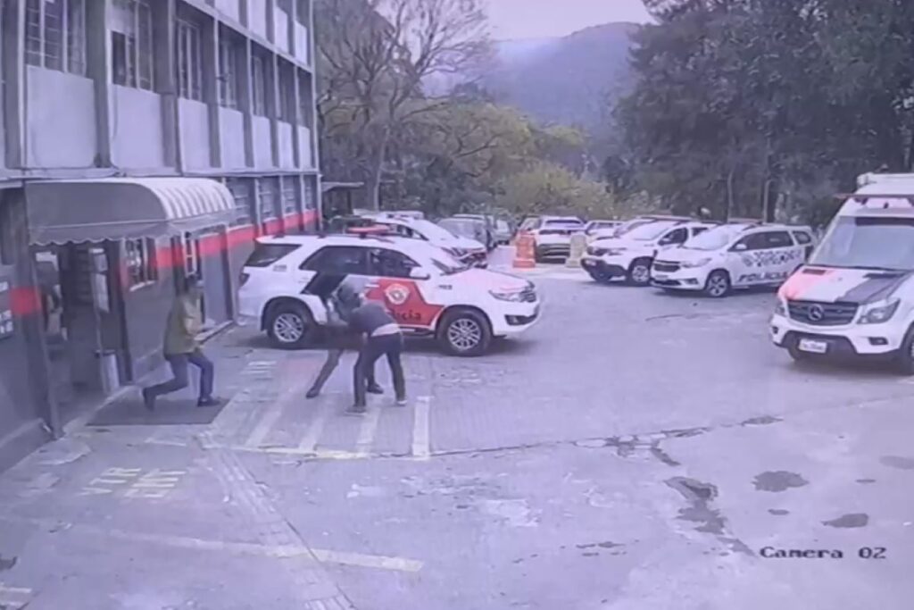 “suicide-by-cop”:-homem-ataca-base-da-pm-na-zona-norte-de-sp.-video