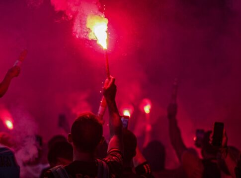 video:-torcedores-do-internacional-promovem-“rua-de-fogo”-no-beira-rio