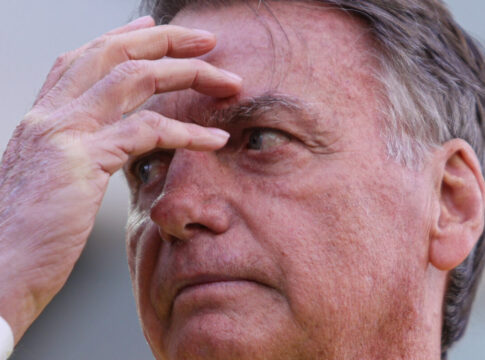 moraes-cita-risco-de-fuga-e-da-48h-para-bolsonaro-explicar-pedido-de-asilo