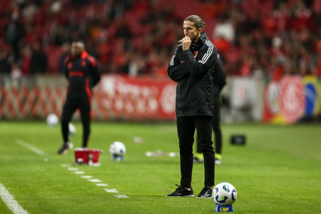 filipe-luis-elogia-sistema-defensivo-do-flamengo-apos-classificacao