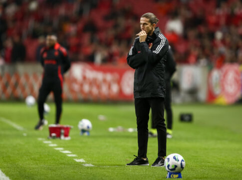 filipe-luis-elogia-sistema-defensivo-do-flamengo-apos-classificacao
