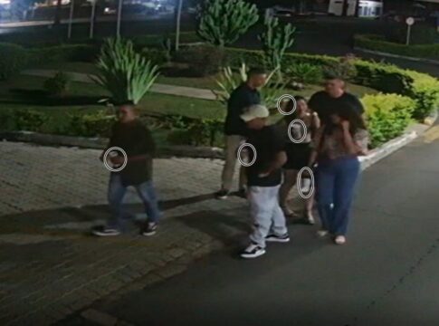 cameras-flagraram-pms-deixando-festa-com-copos-na-mao-antes-de-batida