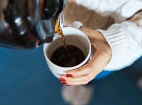tomar-cafe-sem-acucar-revela-mais-que-preferencia,-segundo-psicologa