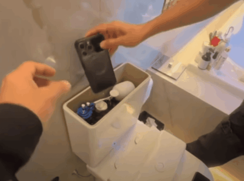 alvo-da-pf-por-desvios-na-educacao-esconde-celular-na-privada;-veja