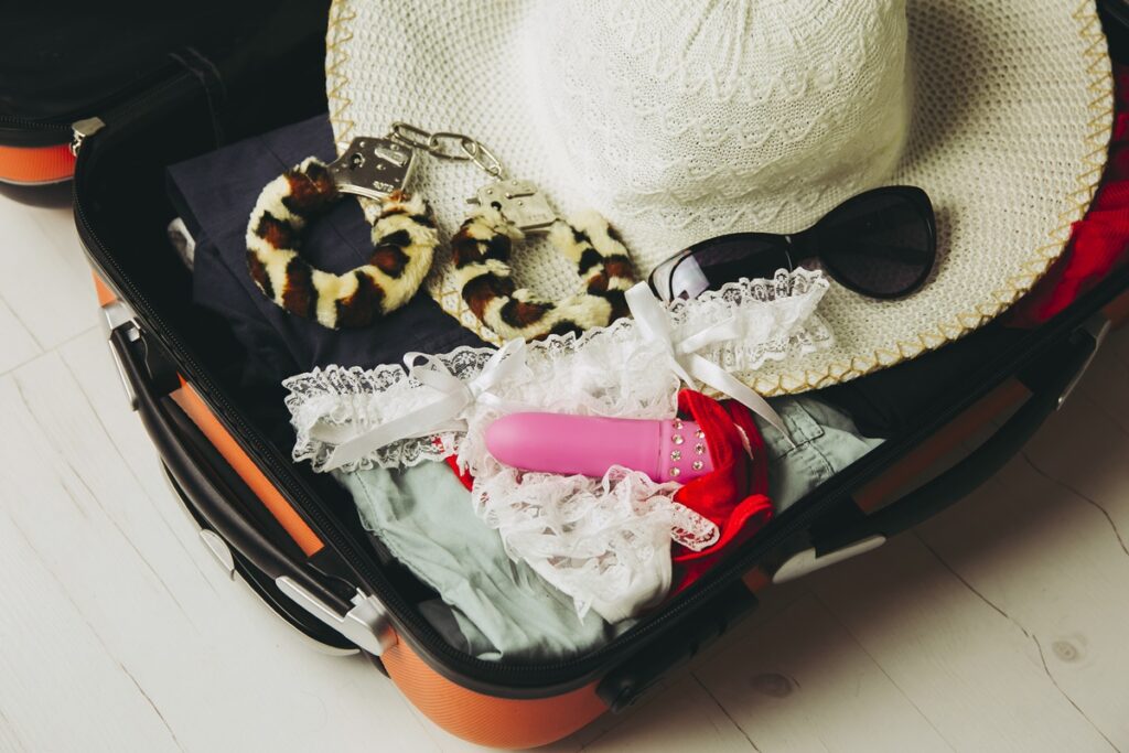 de-multa-a-prisao:-veja-em-quais-paises-viajar-com-sex-toys-e-proibido