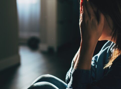 seita-profana:-pai-e-madrasta-obrigam-adolescentes-a-gravar-porno