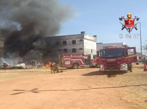 video:-deposito-de-material-de-construcao-e-destruido-por-fogo-no-df