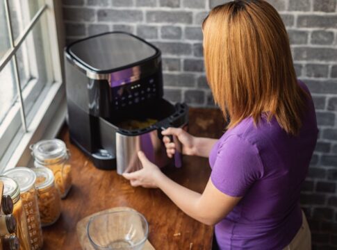 alerta:-estes-5-alimentos-podem-estragar-sua-air-fryer;-saiba-quais