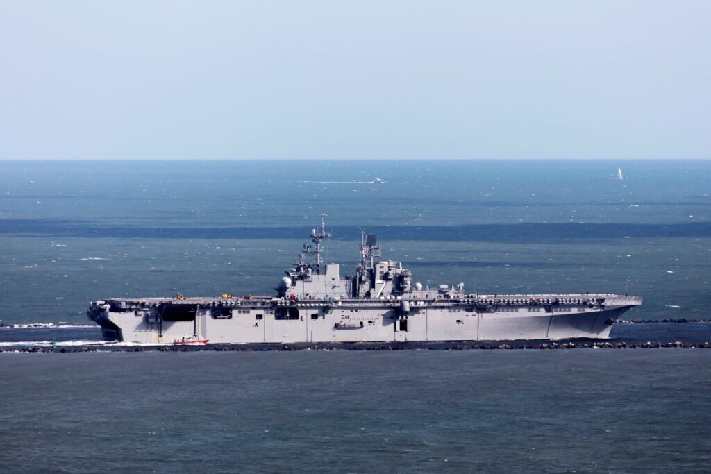 frota-naval-dos-eua-recua-de-area-proxima-a-venezuela-devido-a-furacao