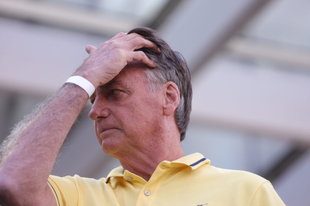 com-bolsonaro-sob-risco,-defesa-tem-ate-as-20h34-para-explicar-“plano-de-fuga”-a-moraes