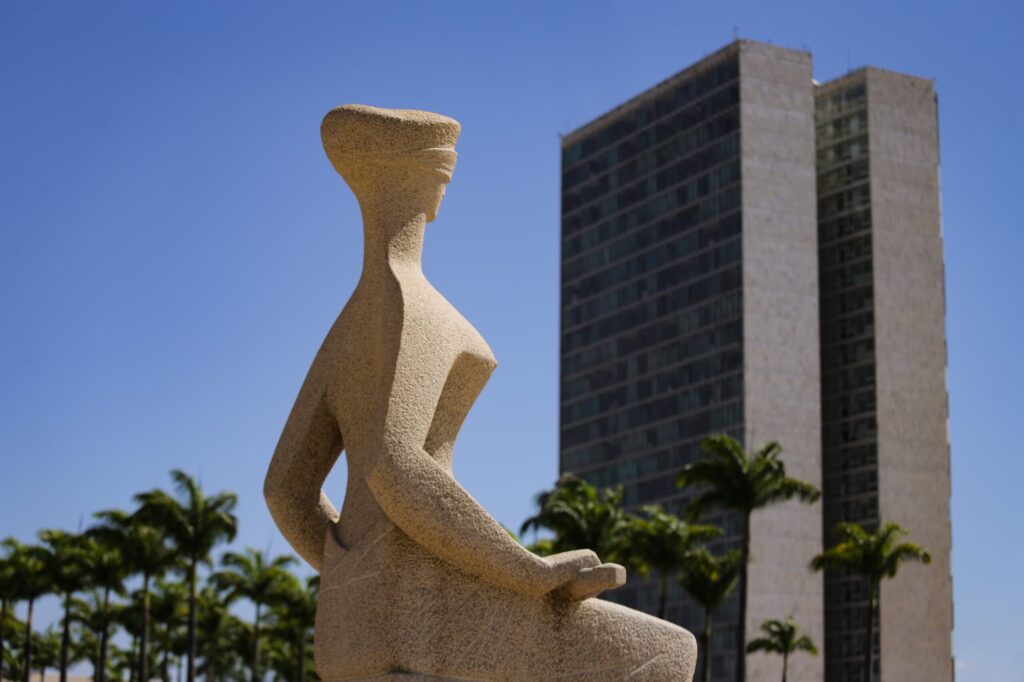 stf-estuda-reajuste-salarial-de-24%-para-servidores-do-judiciario
