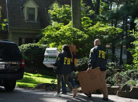 eua:-fbi-faz-buscas-em-casa-de-ex-conselheiro-que-rompeu-com-trump