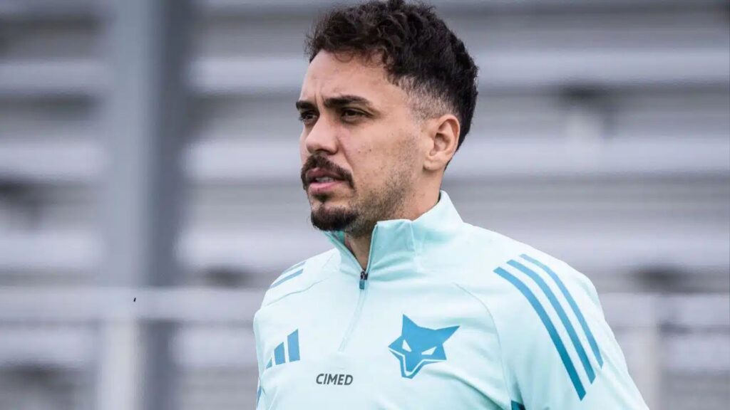 meia-do-cruzeiro-e-suspenso-pelo-stdj-por-quebrar-perna-de-adversario