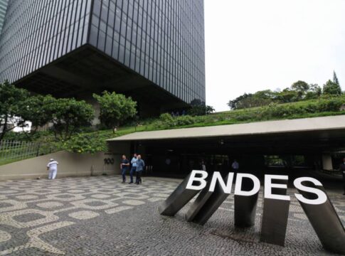 tarifaco:-bndes-anuncia-r$-10-bi-extras-para-empresas-menos-afetadas