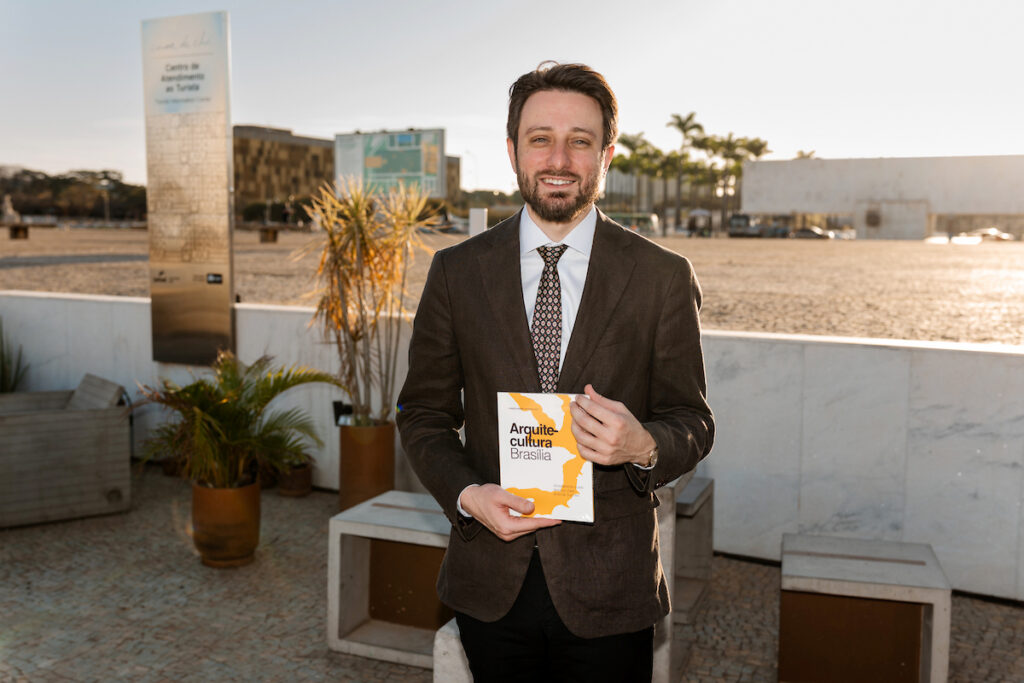 subsecretario-do-patrimonio-cultural-do-df-lanca-livro-na-capital