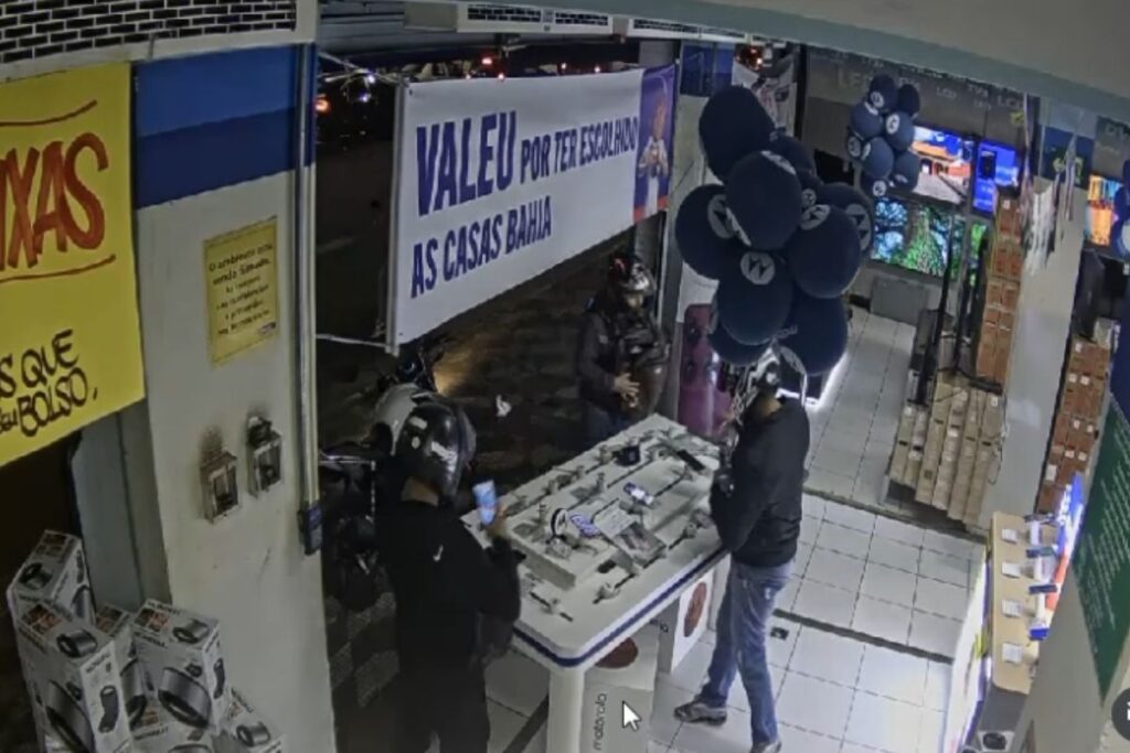 video:-assaltantes-roubam-dezenas-de-celulares-apos-arrastao-em-loja