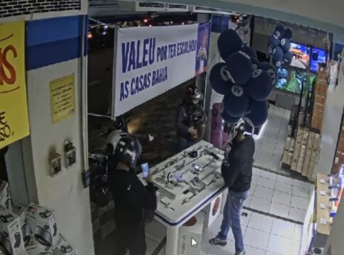video:-assaltantes-roubam-dezenas-de-celulares-apos-arrastao-em-loja