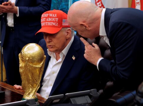 “posso-ficar-com-ela?”,-brinca-trump-ao-segurar-taca-da-copa-do-mundo