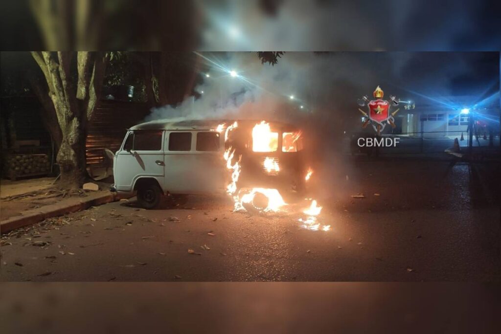 kombi-pega-fogo-e-e-destruida-em-estacionamento-no-lago-sul.-imagens