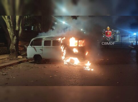 kombi-pega-fogo-e-e-destruida-em-estacionamento-no-lago-sul.-imagens