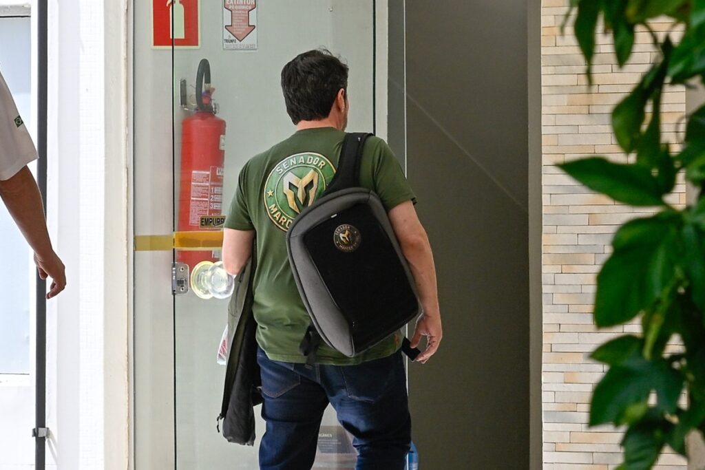 marcos-do-val-rompe-outra-medida-cautelar-ao-ser-flagrado-fora-de-casa