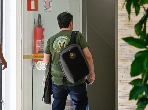 marcos-do-val-rompe-outra-medida-cautelar-ao-ser-flagrado-fora-de-casa