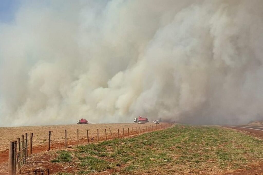 bombeiros-e-defesa-civil-controlam-incendios-em-canaviais-em-sp