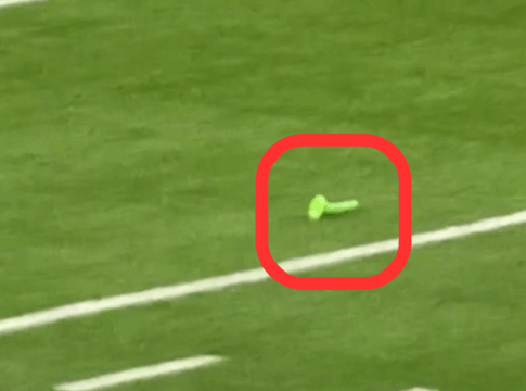 video:-objeto-sexual-e-jogado-no-campo-em-partida-de-futebol-americano