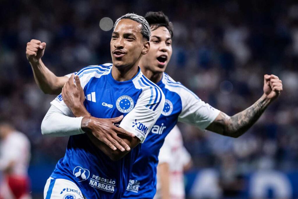 com-gols-de-matheus-pereira-e-kaio-jorge,-cruzeiro-bate-internacional