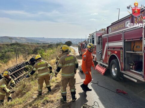 condutor-de-caminhao-diz-que-carro-invadiu-pista-antes-da-colisao