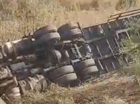 veja-cena-de-acidente-apos-colisao-entre-carro-e-caminhao-no-df