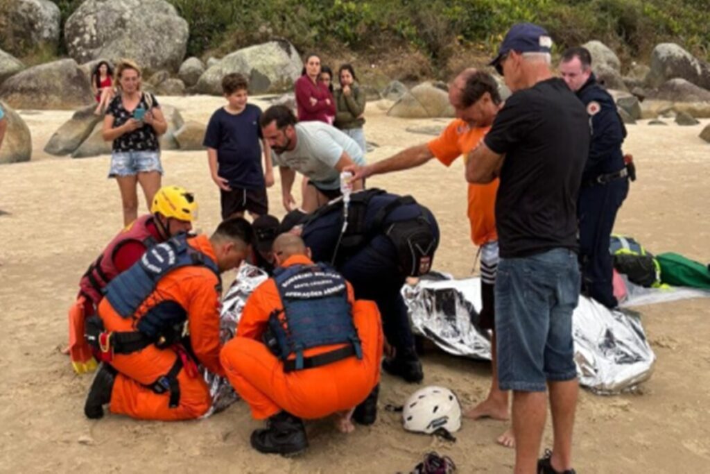 parapente-com-duas-pessoas-cai-no-mar-em-florianopolis