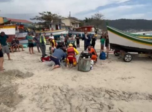 homem-tem-rosto-esmagado-por-barco-em-praia-de-florianopolis