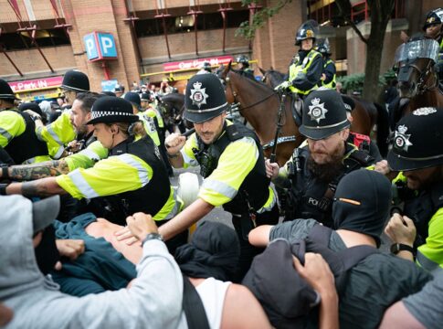 londres:-protestos-contra-hoteis-de-imigrantes-terminam-em-confronto