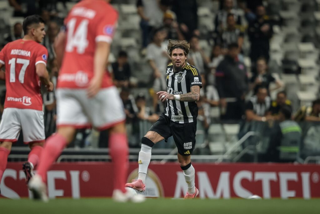 lyanco-faz-escudo-do-atletico-mg-no-cabelo-antes-de-classico-mineiro