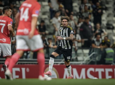 lyanco-faz-escudo-do-atletico-mg-no-cabelo-antes-de-classico-mineiro