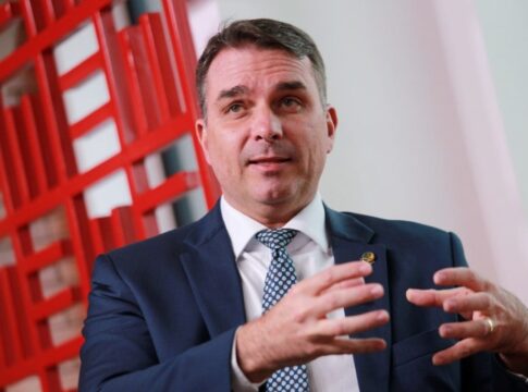 flavio-bolsonaro-diz-que-mae-e-avos-foram-feitos-de-refens-em-assalto