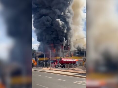 video:-incendio-de-grandes-proporcoes-atinge-loja-de-utilidades-em-sp