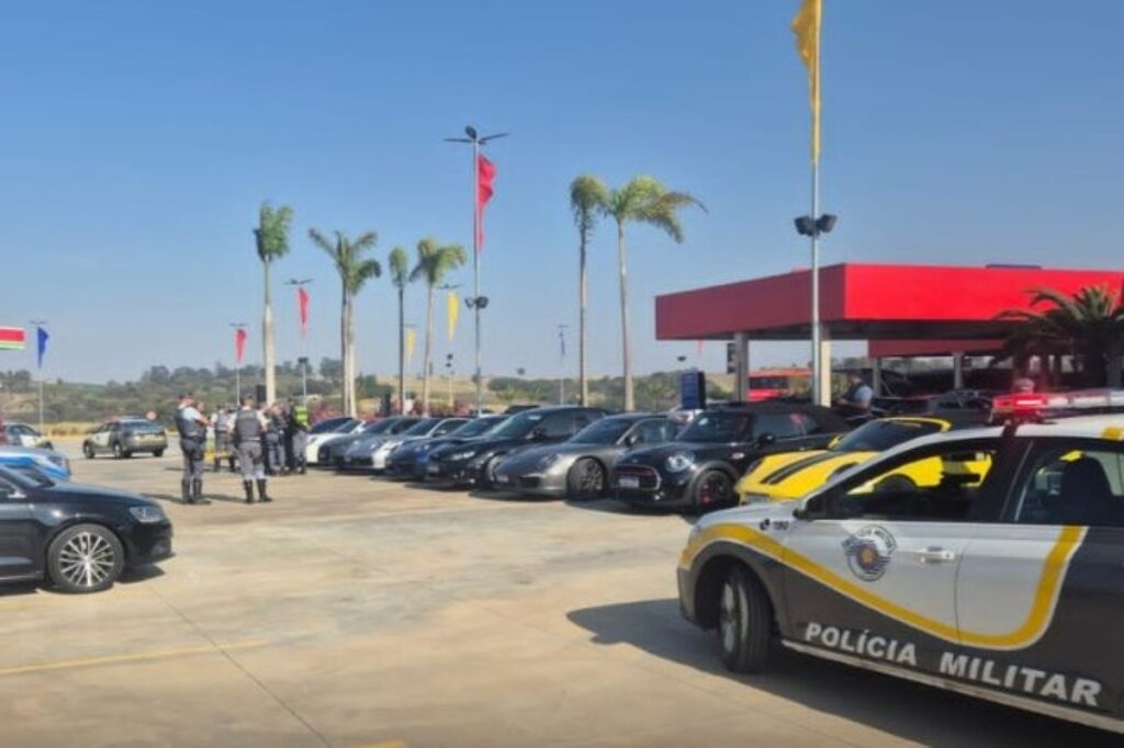 tres-sao-presos-por-racha-com-carros-de-luxo-em-rodovia-de-sp