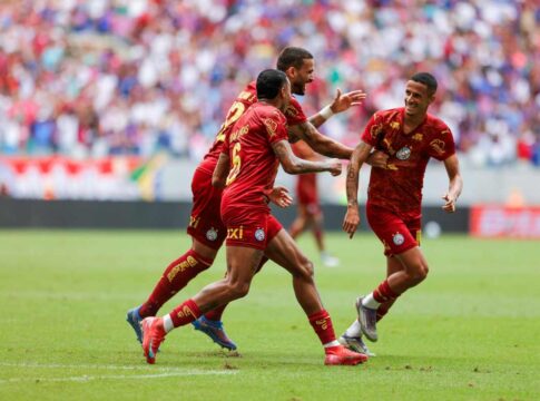 sob-os-olhares-de-ancelotti,-bahia-bate-santos-e-se-firma-no-g4