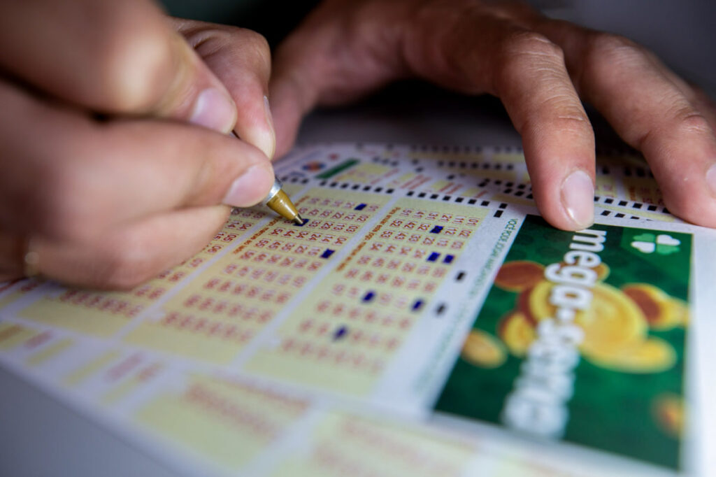 aposta-feita-no-parana-acerta-a-quina-da-mega-sena-e-fatura-r$-50-mil