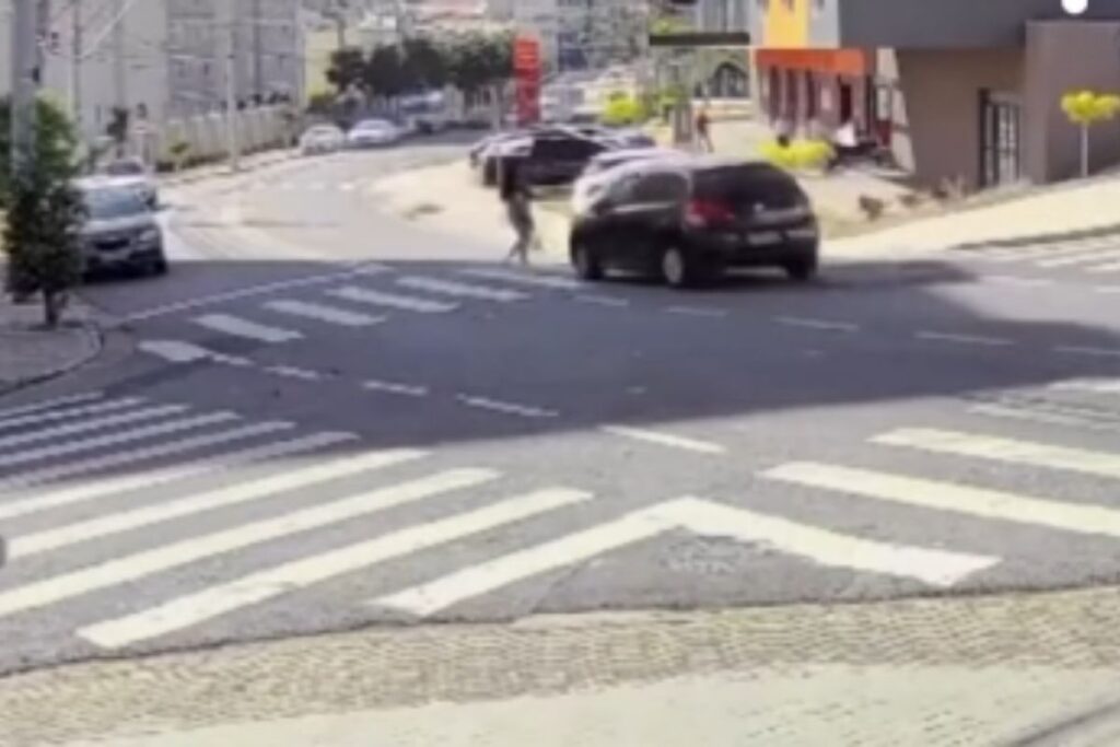 video:-motorista-atropela-mulher-que-atravessava-faixa de pedestre
